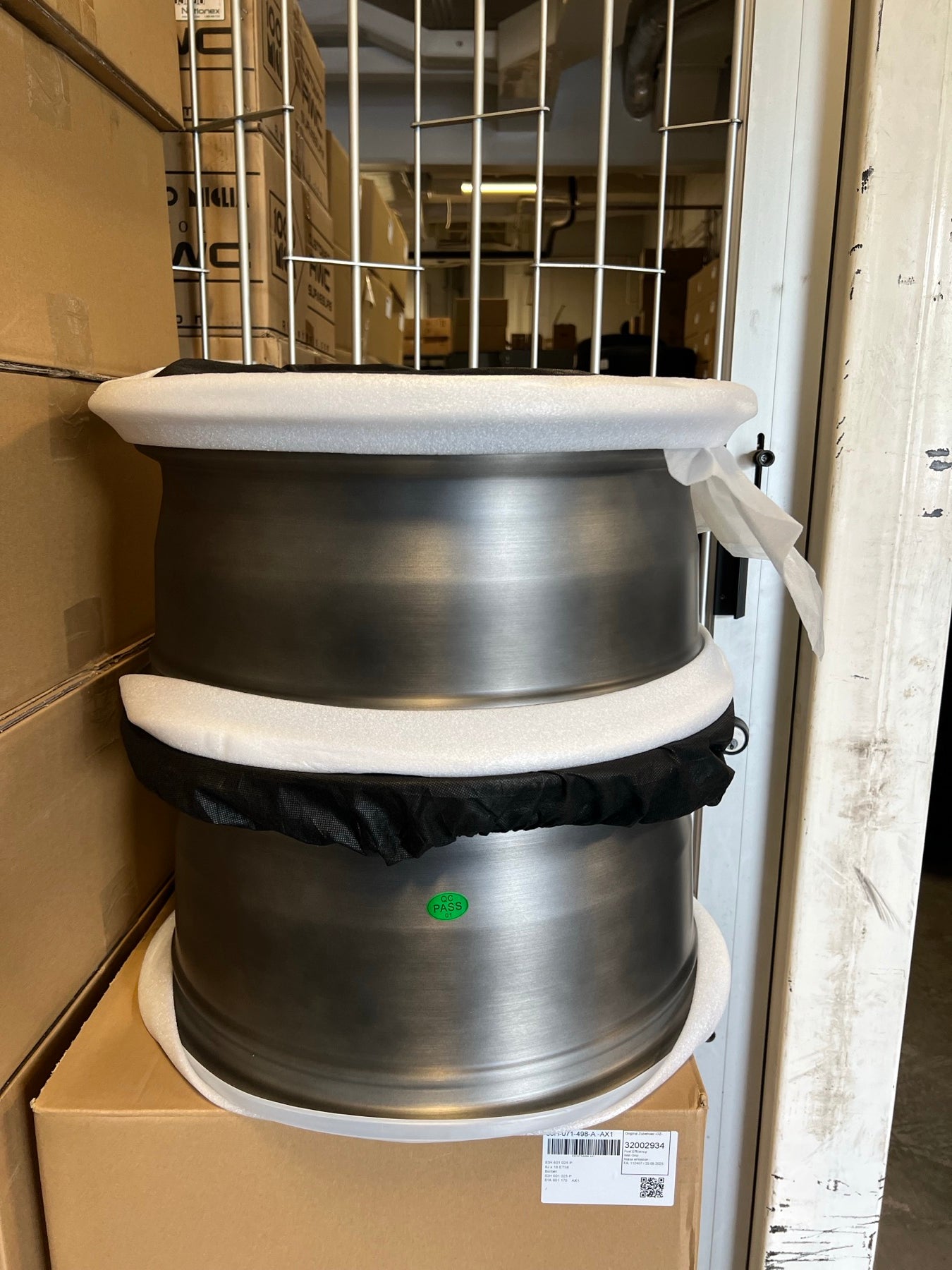 Protected forged wheel with reinforced packaging before shipment